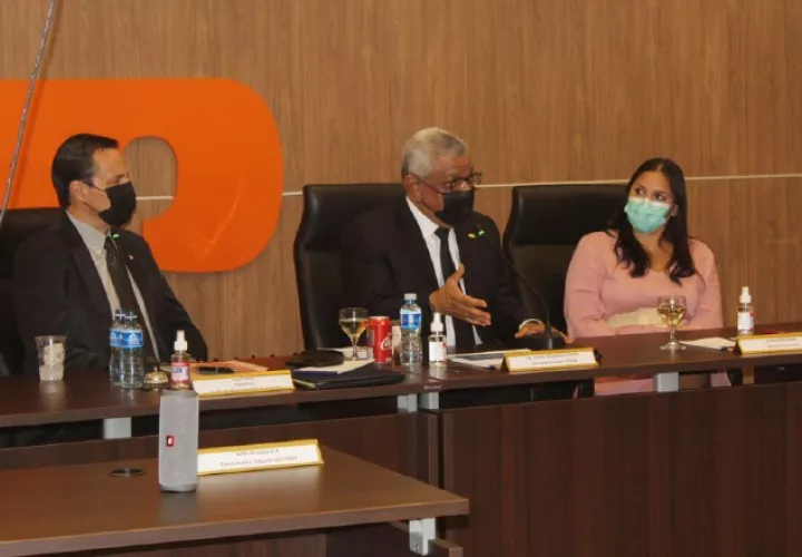 Carlos Mosquera Castillo, gerente general de ETESA se reúne con los industriales panameños. Cortesía