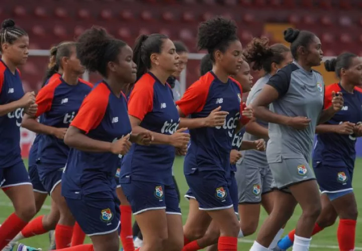 Chicas de Panamá entrenaron ayer en el San José. Foto:Fepafut