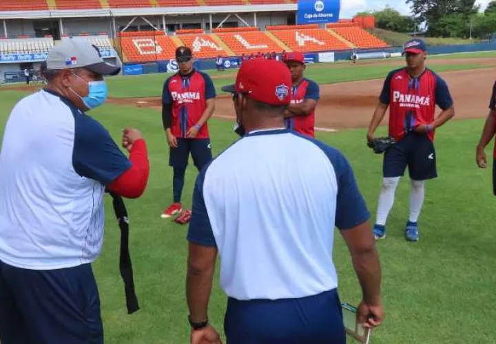 La selección Sub-23 entrena en estadio Roberto "Flaco Bala" Hernández. Foto: Fedebeis