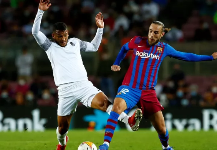 El defensa del barcelona, Óscar Mingueza (d), disputa el balón ante el delantero colombiano del Granada, Luis Suárez.  Foto:EFE