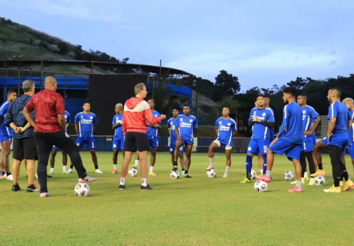 Universitarios en los entrenamientos en el Rod Carew. Foto: Twitter