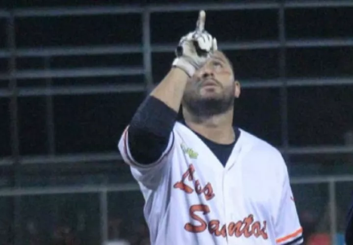 Los Santos con Javier Domínguez  se prepara para el torneo nacional de béisbol mayor. Foto:Fedebeis
