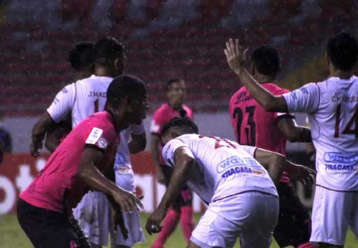 Plaza Amador tuvo un juego aceptable, pero no pudo definir ante el marco del Guápiles que defendió el tico Kevin Ruiz.   Foto:@cdplazaamador