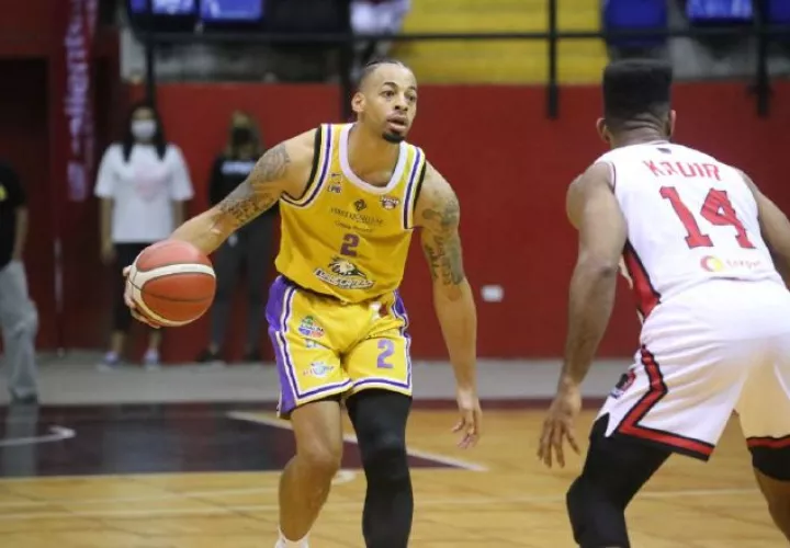 Trevor Gaskins (1zq.) anotó  17 puntos para Correcaminos. Foto: @LPB