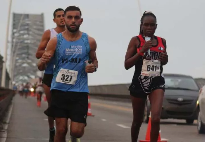 Margareth Toroitich (der.) Running from Panama