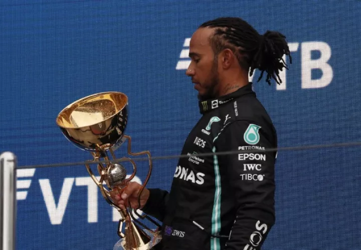 Lewis Hamilton con el trofeo del Gran Premio de Rusia. Foto:EFE