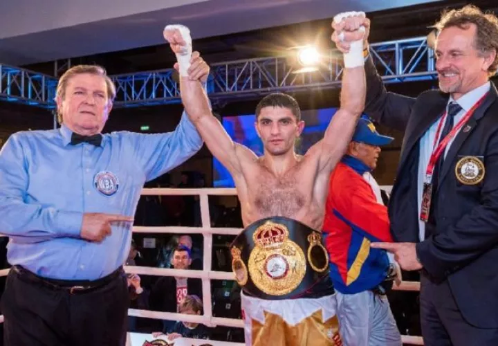 El campeón mosca de Artem Dalakian de la AMB. Foto:@artemdalakyam