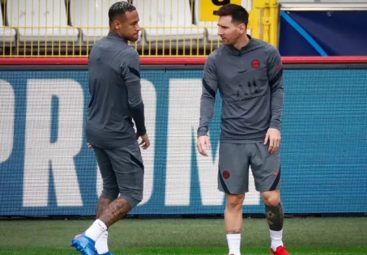 Neymar (izq.) y  Leo Messi jugadores del PSG. Foto:EFE 