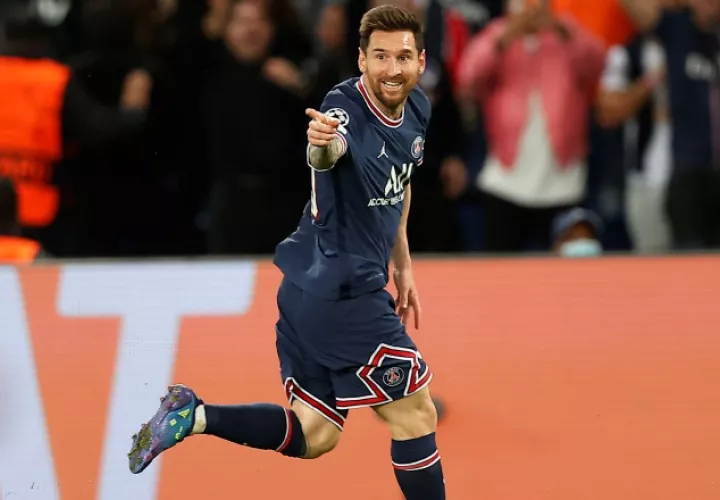 Messi del PSG festeja su gol ante el Machester City. Foto:EFE