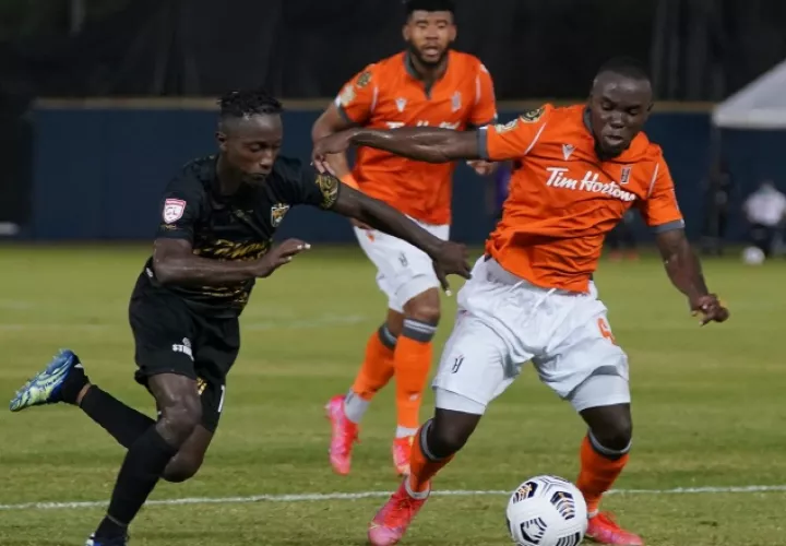 Alexis Palacio del CAI (izq.) marca a Kwame Awuah del Forge. Foto:EFE