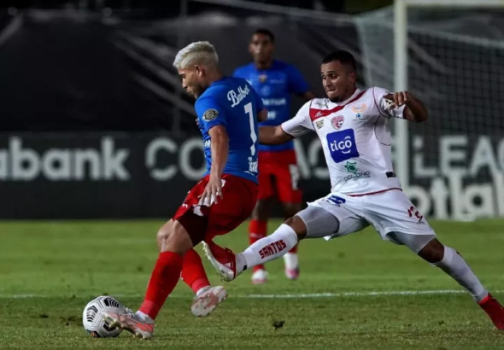 Cristian Martínez de Plaza (izq.) y Denilson Mason de Guápiles. Foto:EFE