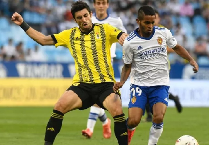César Yanis (der.) debutó en la Segunda División de España. Foto:@realzaragoza