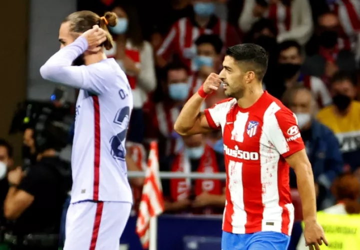 Luis Suárez del Atlético de Madrid (der.) Foto:EFE