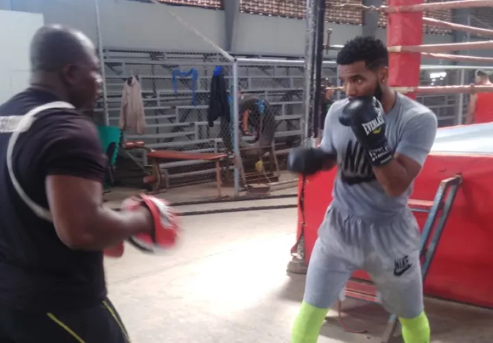 Jezreel Corrales (der.)