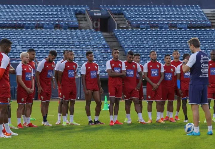 El técnico de Panamá, Thomas Christiansen conversa con los jugadores durante los entrenamientos. Foto:Fepafut