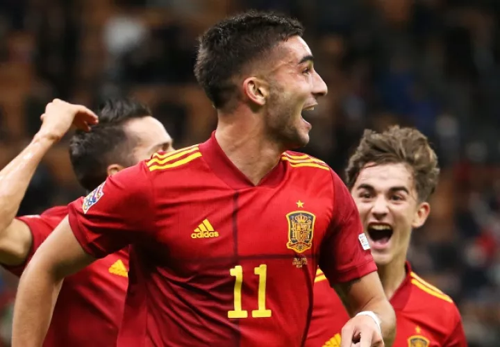 Ferran Torres (11) de España festeja uno de sus goles. Foto:EFE