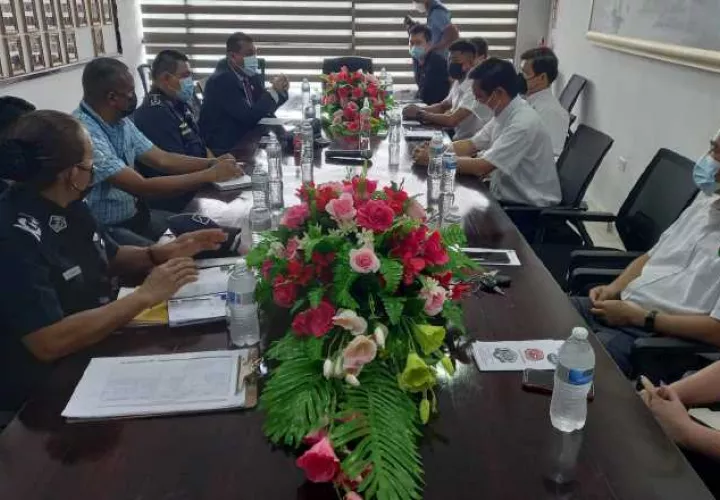 Comerciantes se reúnen con autoridades municipales. José Vásquez