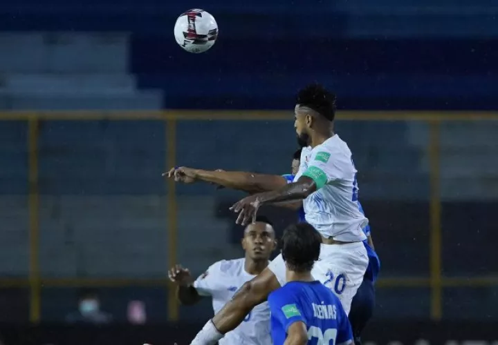 Aníbal Godoy salta por el balón en el partido contra El Salvador. Foto:Fepafut