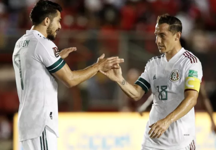 Henry Martínez (i) y Andrés Guardado de México. Foto.EFE