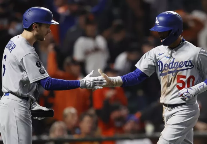Mookie Betts (der.) y  Trea Turner de los Dodgers. Foto:EFE