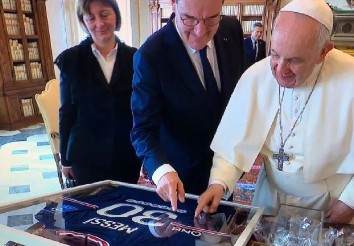 Papa observa la camiseta de Messi.