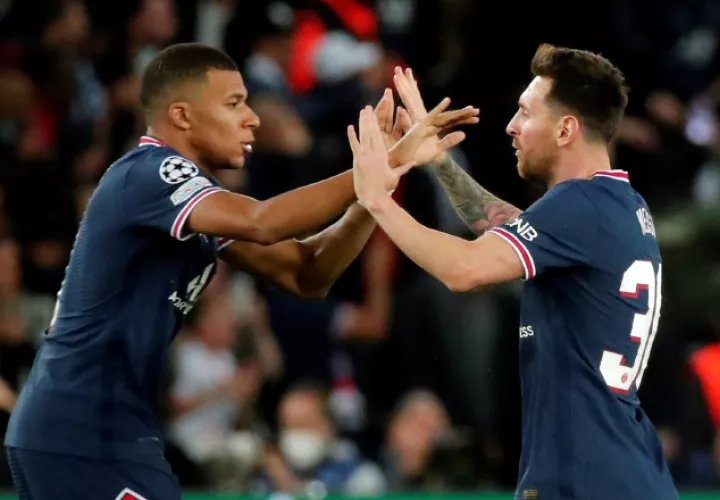 Lionel Messi (der.) y  Kylian Mbappé festejan un gol del PSG. Foto:EFE
