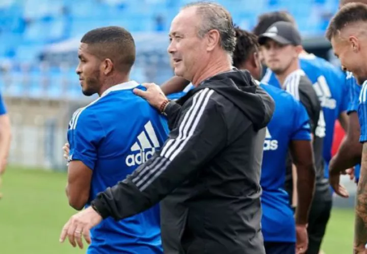 César Yanis (izq.) en los entrenamientos del Real Zaragoza. Foto: @RealZaragoza