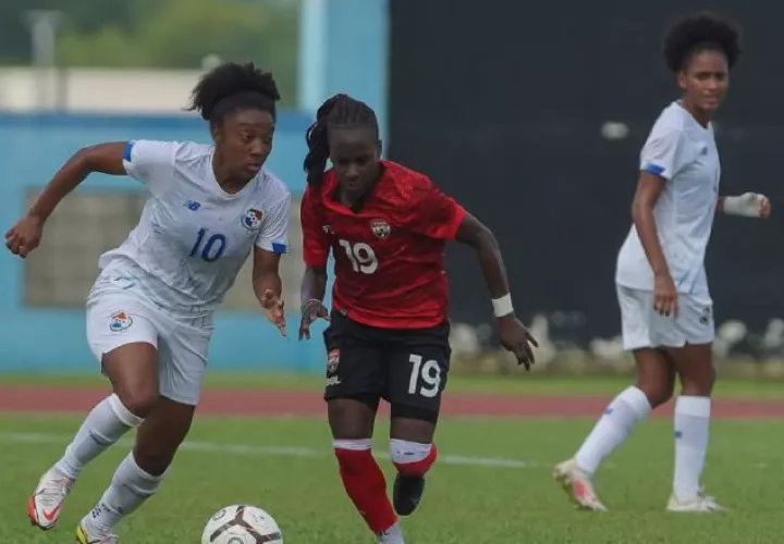 Marta Cox de Panamá conduce  el balón, ante el acecho de una jugadora de Trinidad y Tobago. Foto:Fepafut