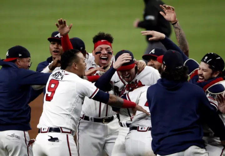 Jugadores de los Bravos de Atlanta festejan su boleto a las final de las Grandes Ligas. Foto:EFE