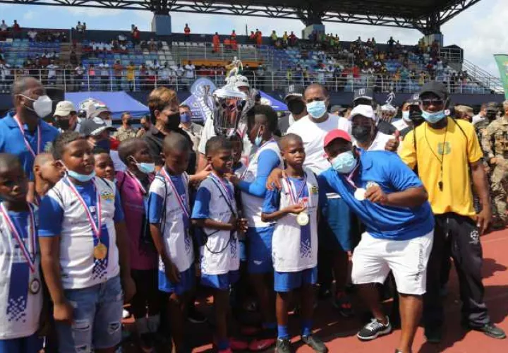 Los campeones reciben su trofeo. Foto:Cortesía