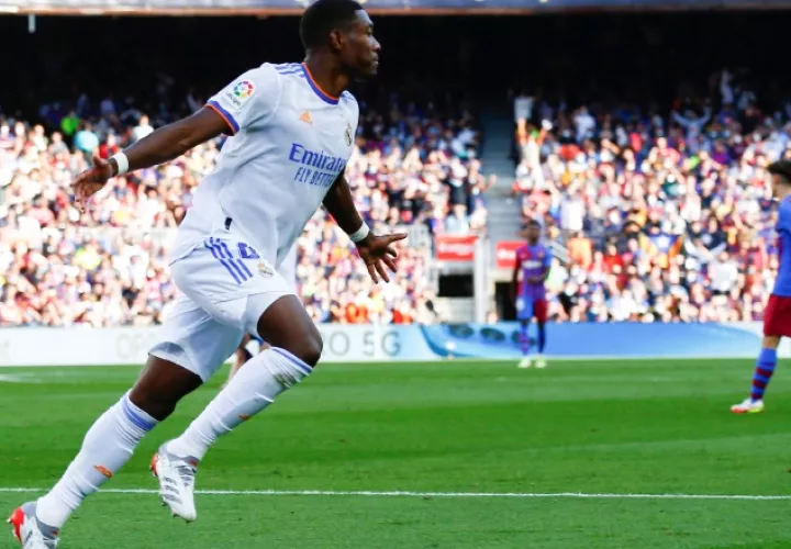 El defensa austriaco del Real Madrid David Alaba celebra su gol ante el FC Barcelona. Foto:EFE