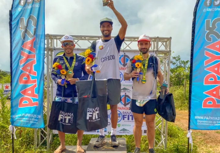 Jason Villalobos (centro), Franklin Castillo (izq.) y Maximilien Vinicatte, ganadores de los 42 kilómetros. Jonathan Del Cid