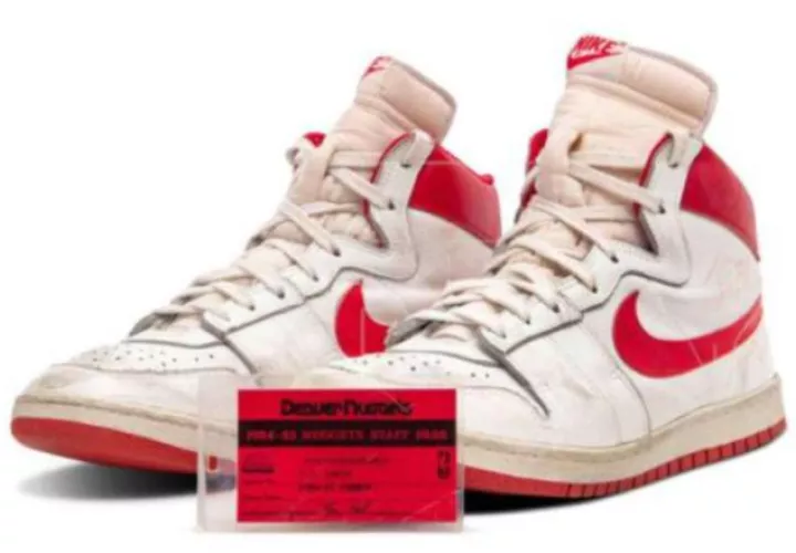 Zapatillas subastadas  de Michael Jordan. Foto: EFE