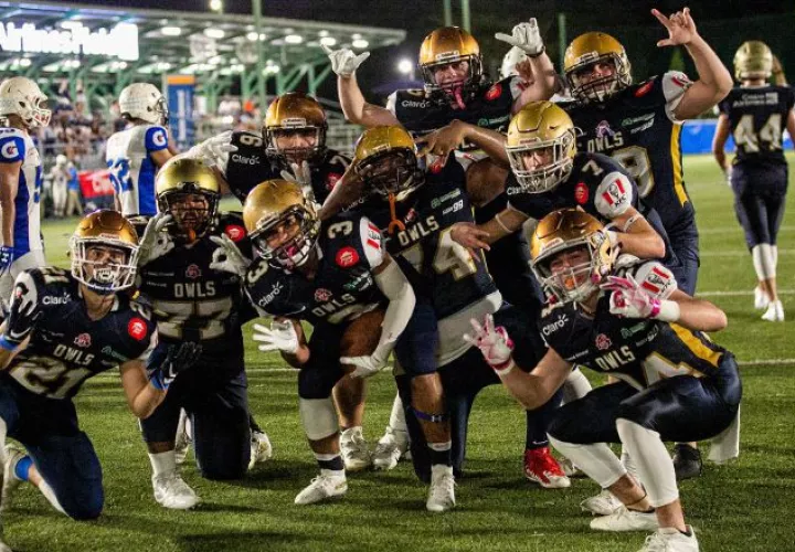 Los jugadores de los Owls festejan su pase a la final en el torneo Kiwanis. Foto: Cortesía