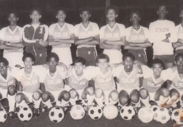 Armando Javier Dely Valdés (tercero abajo de izquierda a derecha), fue campeón juvenil con el equipo de Colón. Cortesía
