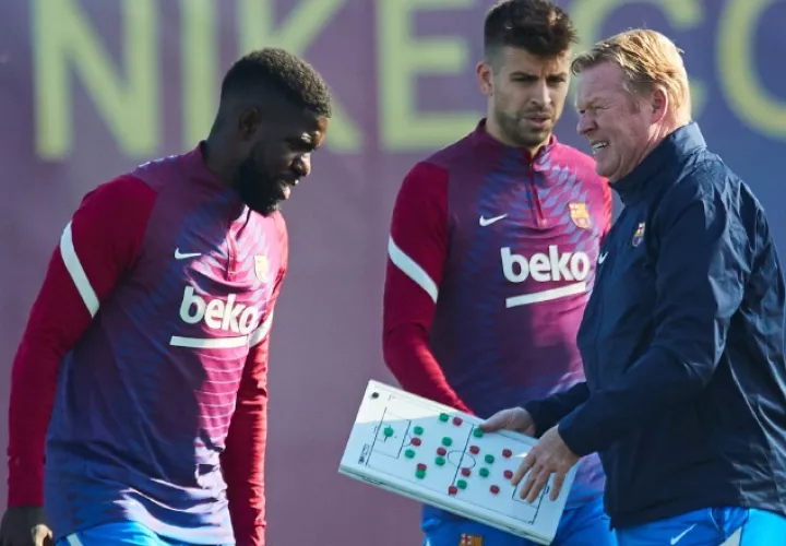 Ronald Koeman con el tablero en la mano, quedó fuera del Barcelona. Foto:EFE 