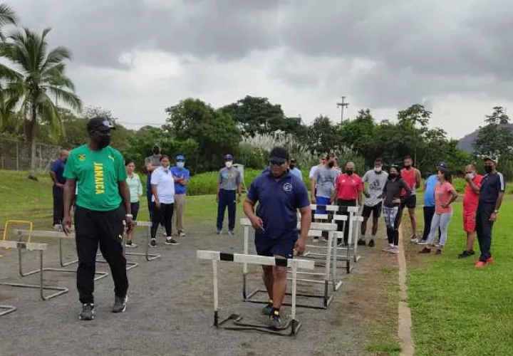Atletismo panameño realiza talleres con sus entrenadores, impartido por el jamaiquino, Jerry Holnes. Foto:EFE