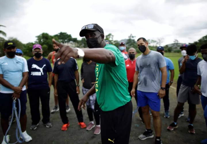 Jerry Holness transmite sus conocimiento a los entrenadores de atletismo de Panamá.  Foto.EFE