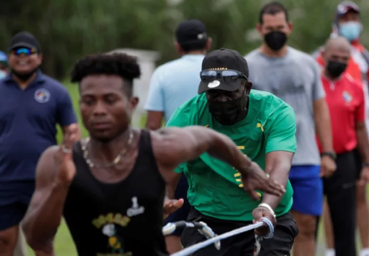 Jerry Holness durante las clínicas en Panamá. Foto:EFE