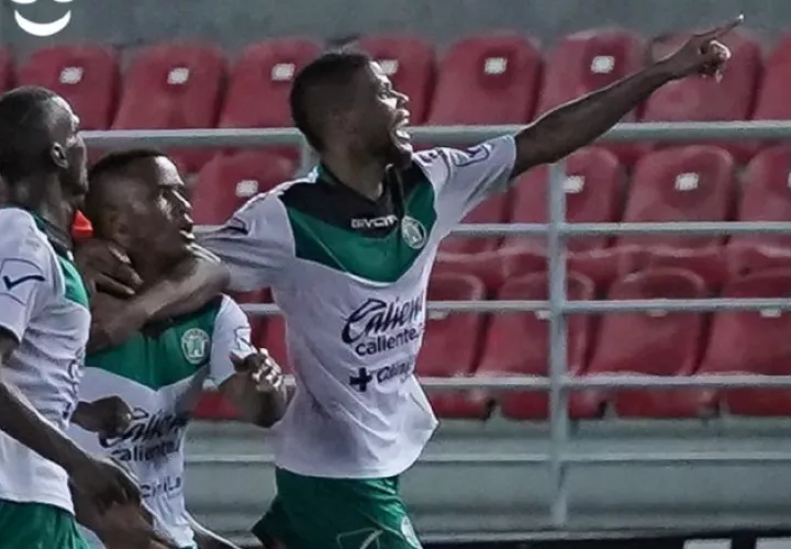Enrico Small (cent.) festeja su gol. Foto:LPF