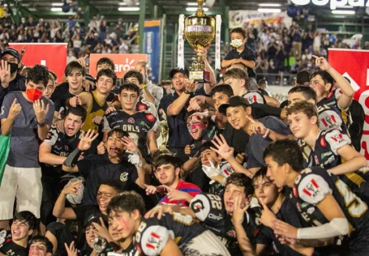 Los jugadores Owls festejan el título de los Kiwanis. Foto:Cortesía