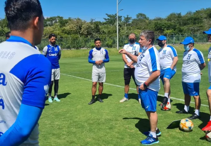 Hernán Darío "El Bolilo" Gómez en los entrenamientos de Honduras. Foto:@Fenafut