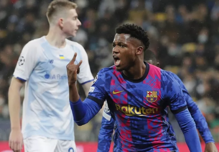 Ansu Fati del Barcelona, festeja su gol ante Dinamo de Kiev. Foto:EFE
