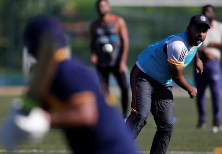 Irfan Hafejee de la selección de críquet de la selección nacional entrena en la cancha deportiva de Panamá Pacífico. Foto:EFE 