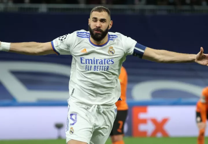 Karim Benzema del Real Madrid festeja uno de sus goles contra Shakhtar  en la Liga de Campeones de la UEFA Foto:EFE 