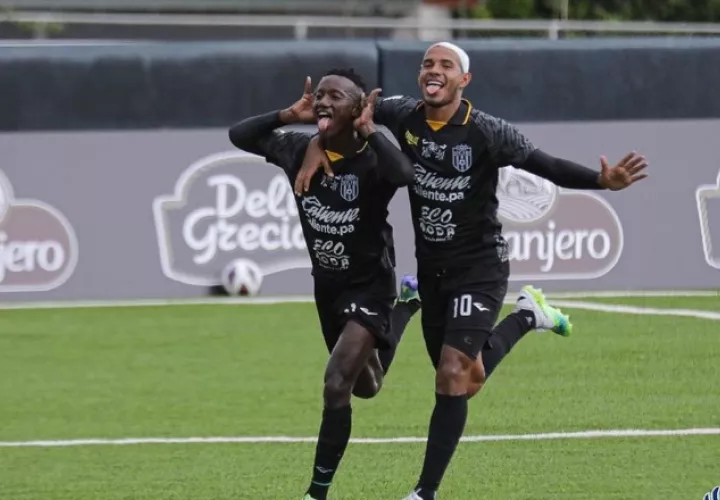 Alexis Palacios del CAI (izq.) festeja uno de sus goles. Foto:Fepafut