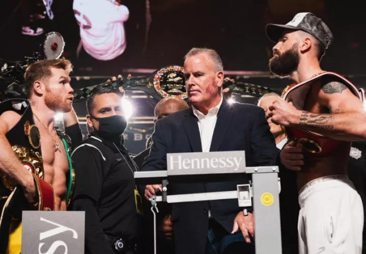 Saúl 'Canelo' Álvarez y Caleb Plant, durante el pesaje. Foto:EFE  