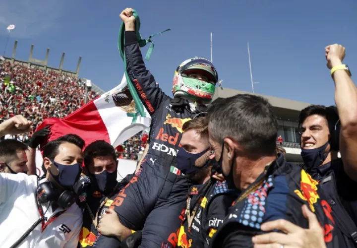 Sergio Pérez terminó en el tercer lugar en el GP de México. Foto:EFE