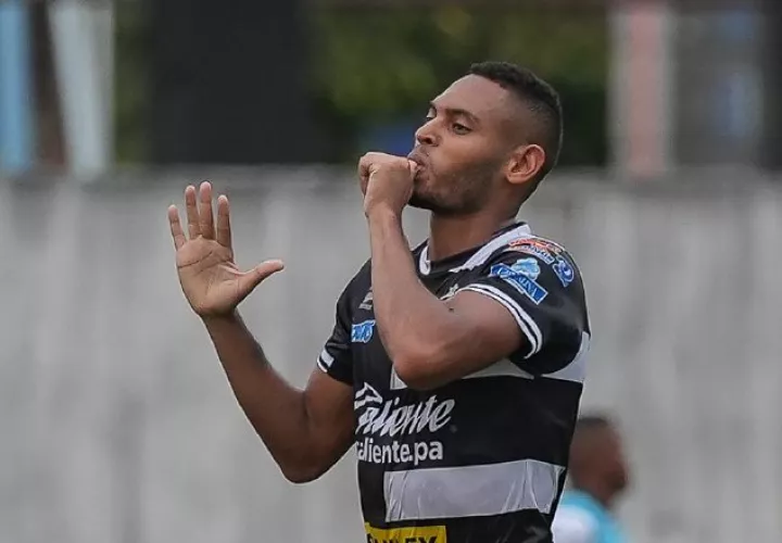 Ismael Díaz dio triunfo al Tauro FC, con su gol ante Sporting San Miguelito. Foto:EFE