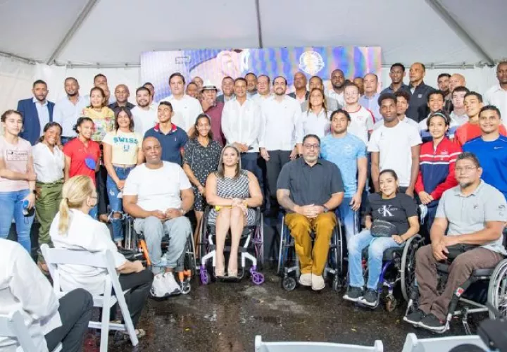 Atletas y dirigentes al momento de anunciar el Salón de Fama del Deporte Panameño. Foto:Pandeportes